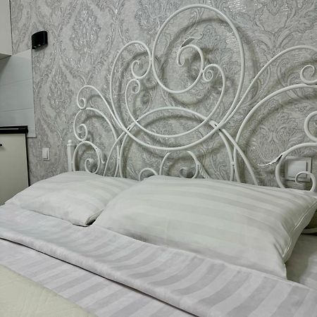 Уютная Комната-Студия В Центре Бишкека Exterior foto